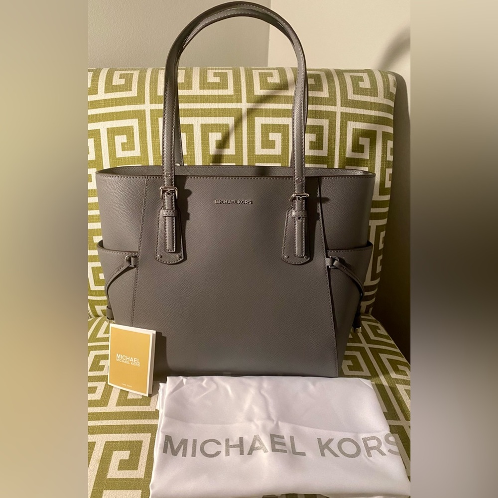 SOLD! NEW! Michael Kors Pearl Grey Voyager Crossgrain Leather Medium Tote Bag - Picture 6 of 12